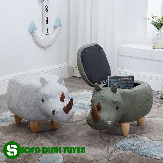 Ghế sofa hình tê giác lạ mắt với cặp sừng tê nổi bật.