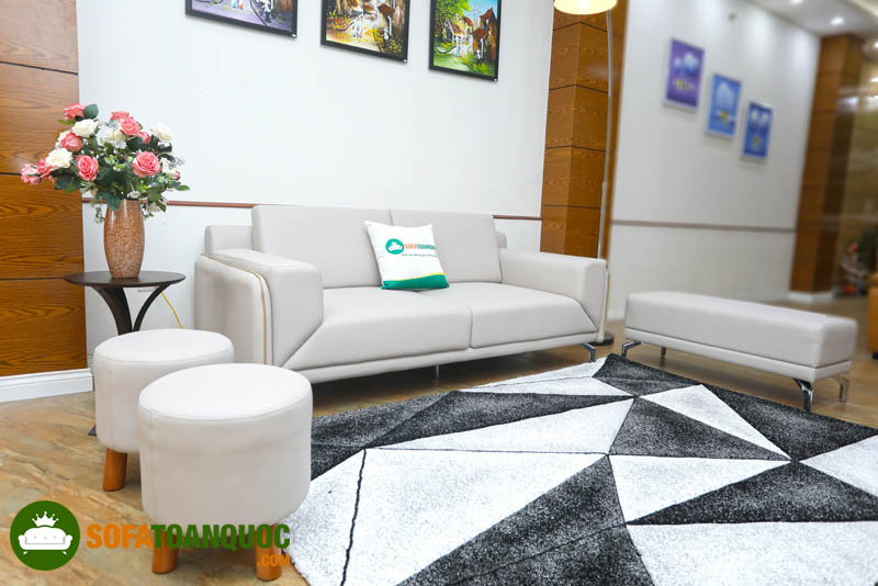 Bộ ghế sofa nhỏ tương ứng với 1 ghế dài, 2 đôn tròn, 1 đôn dài đẹp mắt.