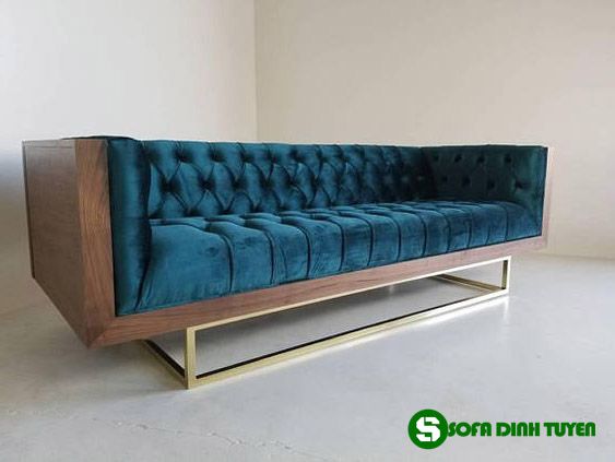 Ghế sofa màu xanh cổ vịt khung gỗ bên ngoài và đệm êm ái bên trong.