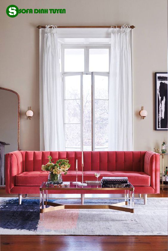 Sofa văng dài chia múi màu hồng đậm nằm xem tivi