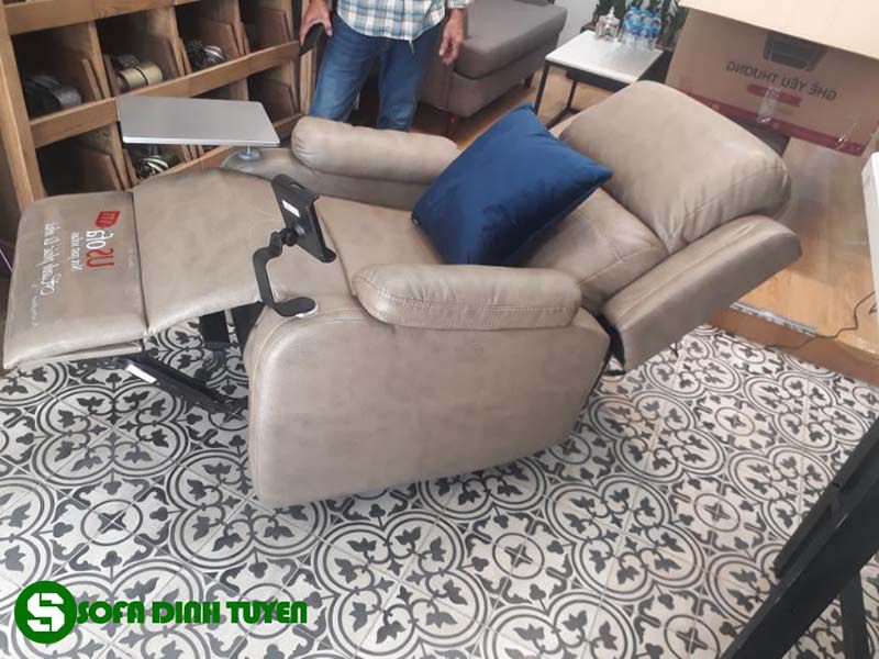 Ghế sofa sử dụng khung kim loại nên nặng hơn các mẫu sofa thông thường.