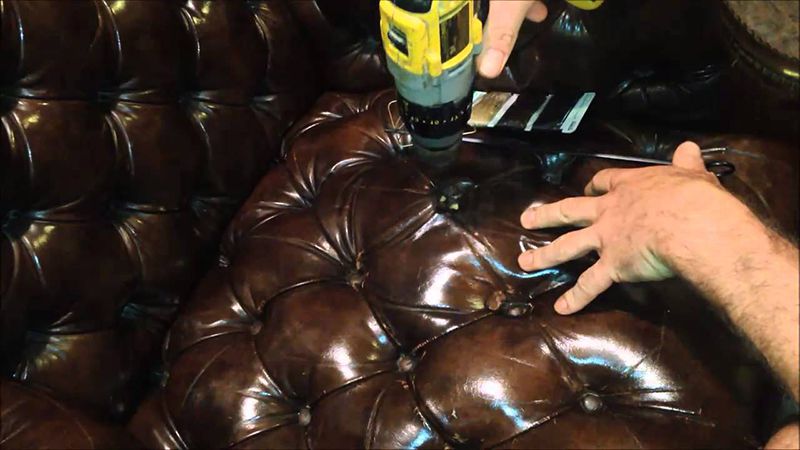 Đánh bóng sofa bằng cách sử dụng máy lau những khe kẽ trên sofa