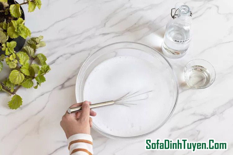 Pha dung dịch làm sạch ghế sofa nỉ với xà phòng và baking soda