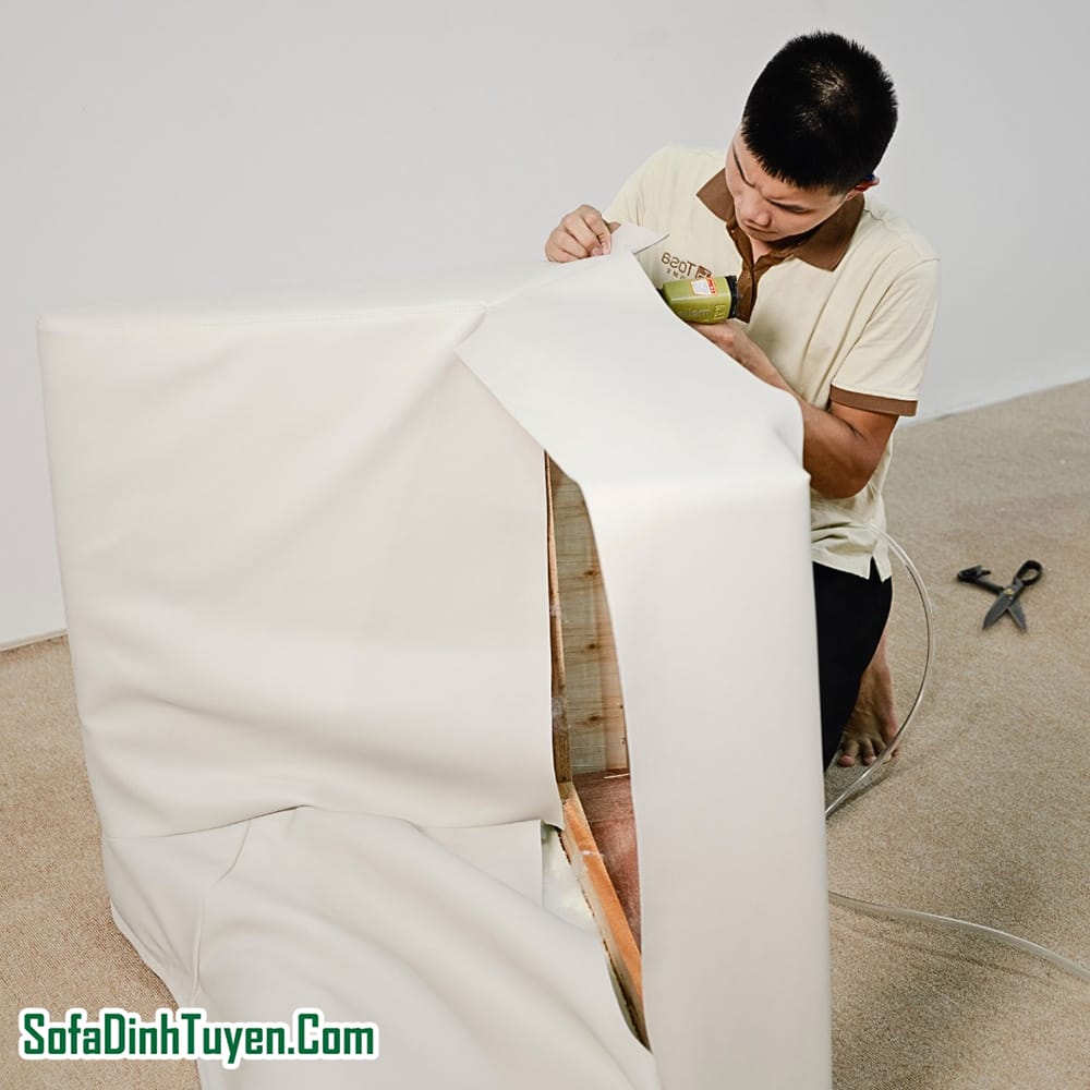 Tựu bọc phần đệm sofa đòi hỏi kỹ năng cao, sự chính xác và tỉ mỉ