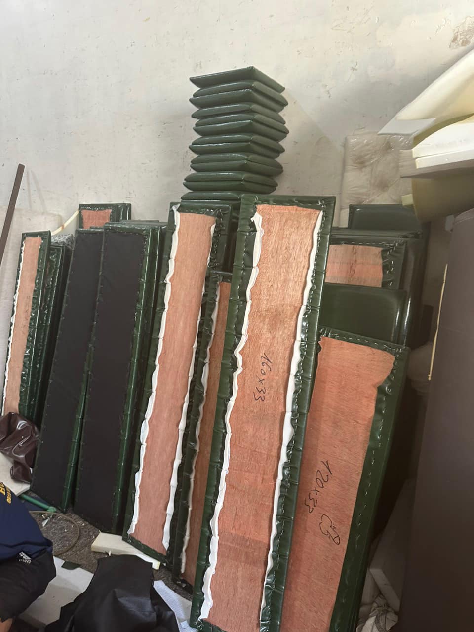 Không có ảnh minh hoạ chính xác nên dùng tạm ảnh này. Hãy chú ý họ sẽ dùng ghim cố định 1 đầu sau đó kéo căng và cố định đầu còn lại.