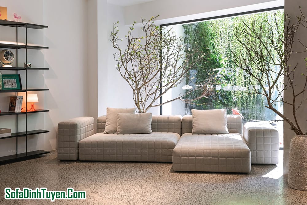 Các mẫu ghế bệt chân thấp gần như rất khó vệ sinh bên dưới sofa nếu như không di chuyển ghế